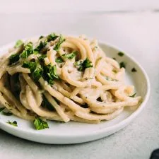 Pasta cremosa con setas y salsa de ajo