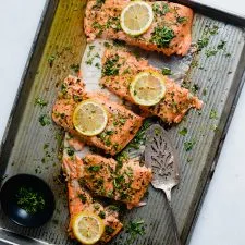 Trucha salmonada al limón y mantequilla de ajo