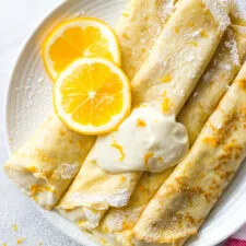 Crepes en licuadora con relleno de yogur griego y limón