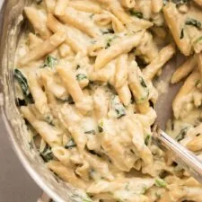 Pasta cremosa con pollo y espinacas en 30 minutos