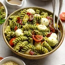 Salada de macarrão com pesto de couve e manjericão