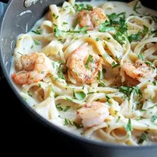 Alfredo cremoso de gambas al vino blanco