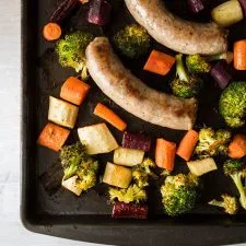 Cena fácil de salchicha a la bandeja