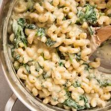 Macarrones con queso, espinacas y parmesano