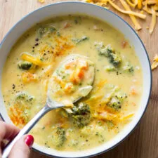 Sopa de brócoli y queso