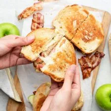 Sándwich de queso fundido con beicon, queso brie y manzana
