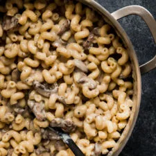 Macarrones con queso, champiñones y ajo