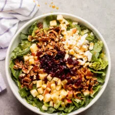 Ensalada picada de espinacas y manzana
