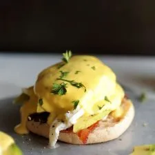 Huevos Benedictinos con aguacate