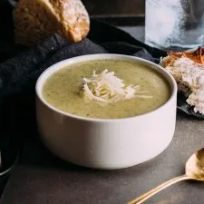 Sopa de brócoli y cheddar blanco