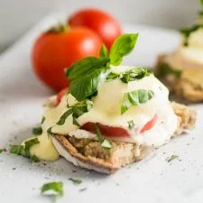 Huevos Benedictinos Caprese