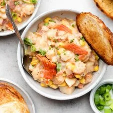 Sopa cremosa de salmón ahumado y maíz