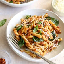 Pasta con espinacas y tomates secos