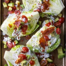 Ensalada Wedge con salsa ranchera