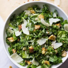 Ensalada César de col rizada