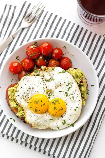 Tostadas de aguacate estilo guacamole con huevos fritos