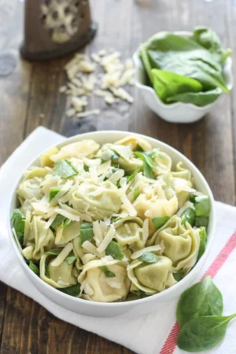 Ensalada de tortellini con espinacas y alcachofas