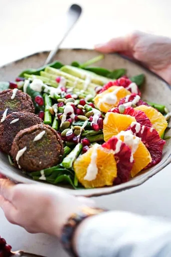 Bol de verduras con falafel y salsa de tahini