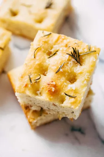 Pan de focaccia al romero y ajo asado
