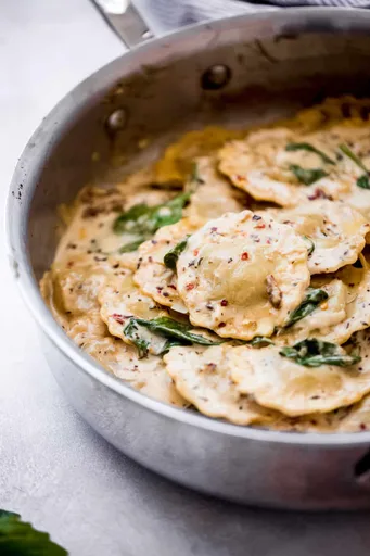 Raviolis toscanos cremosos para una noche romántica
