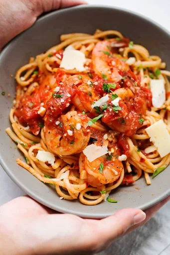 Pasta picante de gambas con tomates y ajo