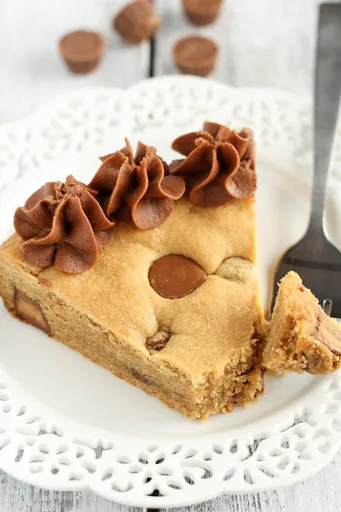 Tarta de galleta con crema de cacahuete y chocolatinas