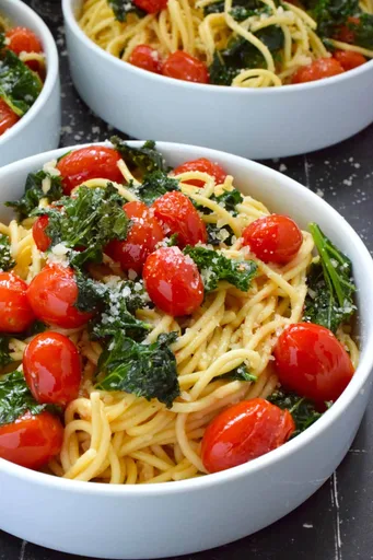 Espaguetis con tomate y col rizada