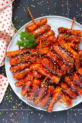 Brochetas de pastel de arroz y salchicha
