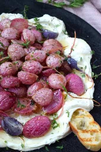 Aperitivo de rábanos asados y queso crema