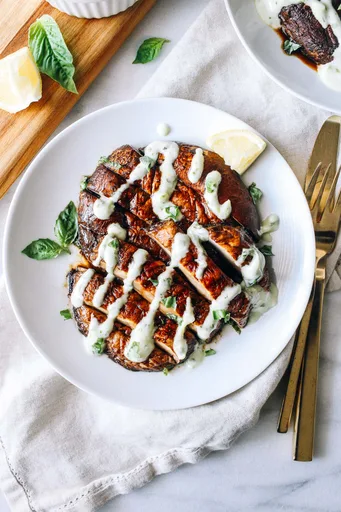 Filetes de Portobello con alioli de limón y albahaca