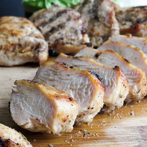 Pechuga de pollo a la parrilla con hierbas y ajo