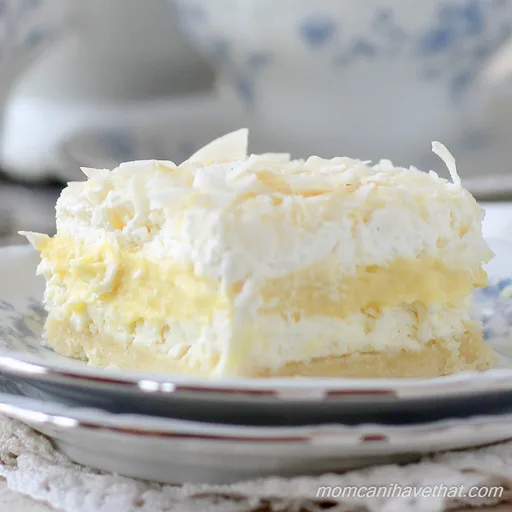 Geschichtetes Dessert mit Kokoscreme und wenig Kohlenhydraten