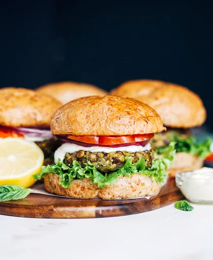 Hamburguesas de lentejas y guisantes con mayonesa de limón y albahaca