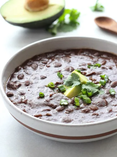 Sopa de judías negras vegana en olla de cocción lenta