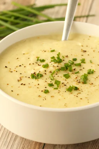 Sopa vegana de patata y puerro