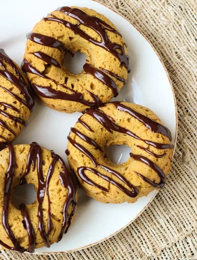 Donuts de calabaza al horno con glaseado de chocolate