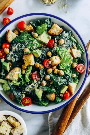 La mejor ensalada César vegana de col rizada