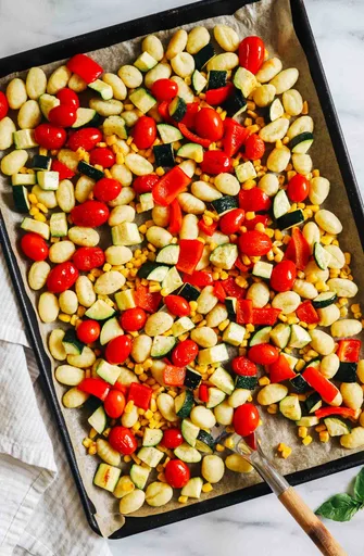 Ñoquis al horno con verduras de verano y 'ricotta' de tofu a las hierbas
