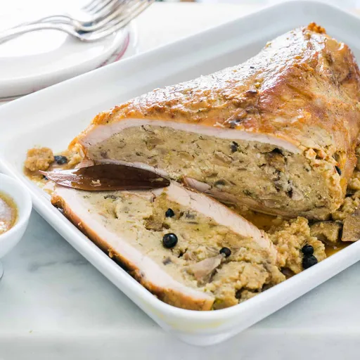 Ternera rellena de hongos, pan y queso Provola