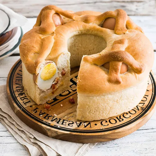 Casatiello Napolitano: Pan relleno de queso y salami.