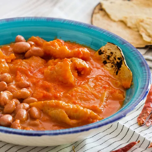 Chicharrones en salsa roja