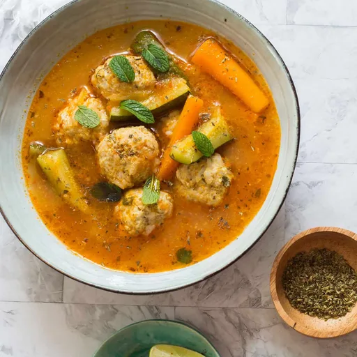Albóndigas en caldo. Receta mexicana.
