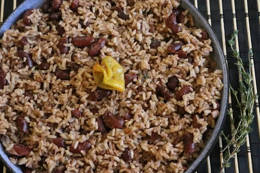 Arroz com feijão à jamaicana com costelinha