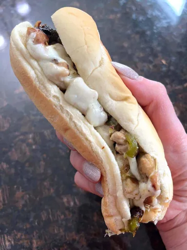 Sándwich Philly Cheesesteak de Pollo
