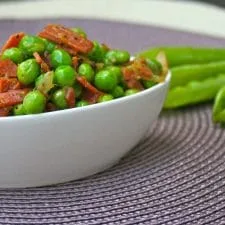 Guisantes frescos con "tocino" vegano