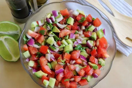 Kachumbari (Ensalada de tomate y cebolla de África Oriental)