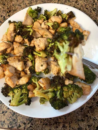 Frango com brócolis na air fryer
