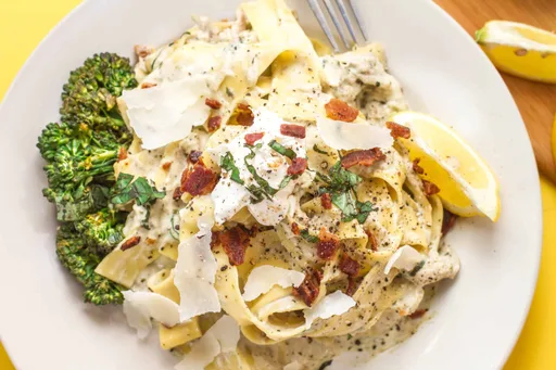 Pappardelle cremosas con Alfredo de albahaca