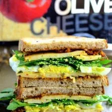 Sándwich de tomate, aceitunas y queso