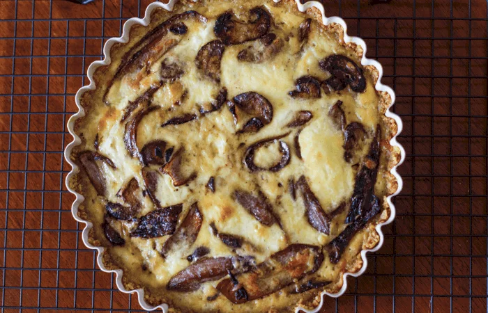 Quiche de cebolla caramelizada y champiñones con base de patatas fritas de bolsa
